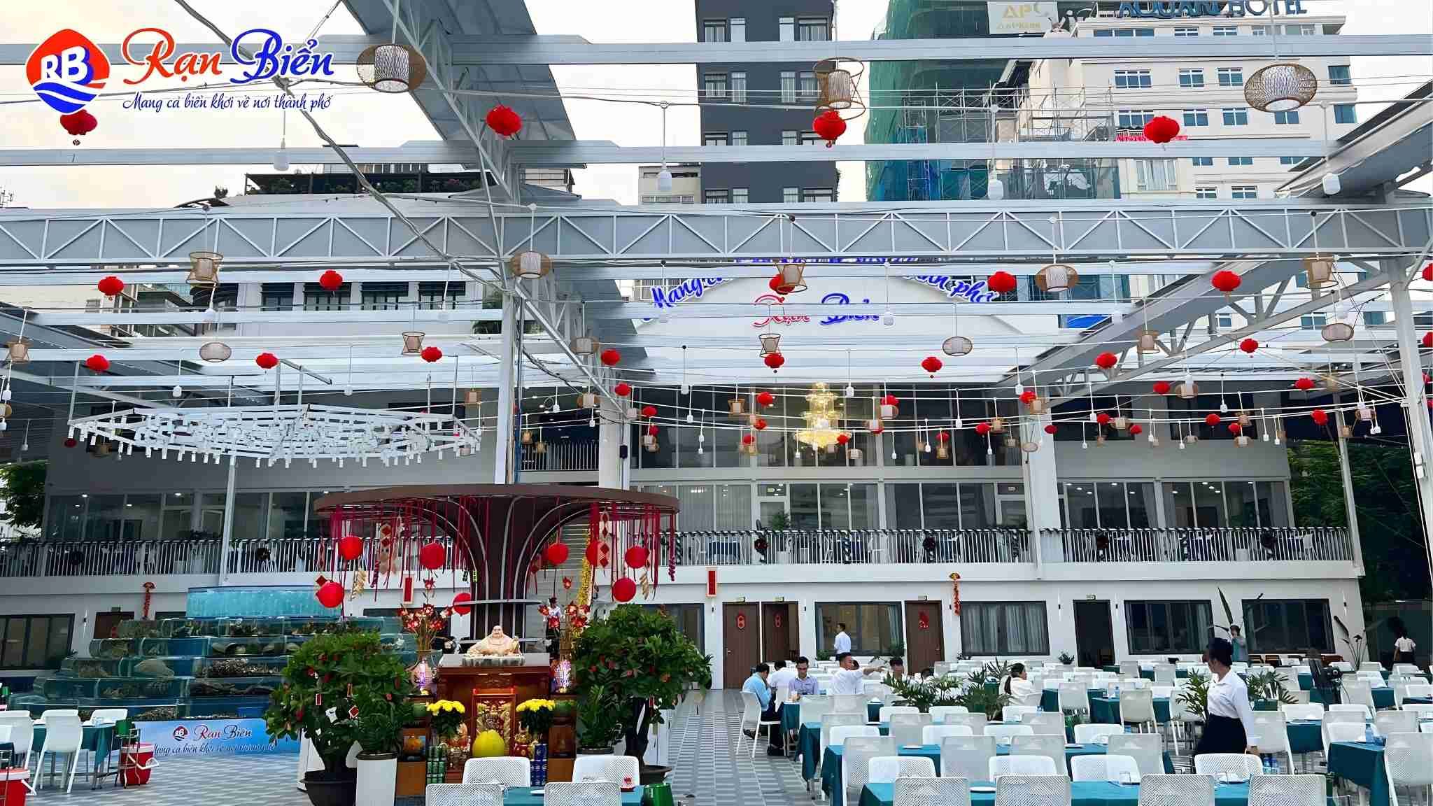 Không Gian Sân Vườn Nhà Hàng Hải Sản Rạn Biển Trung Tâm